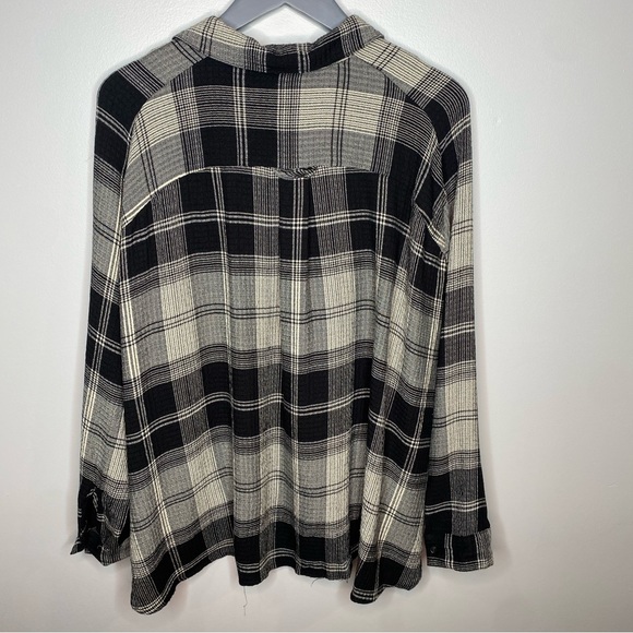 Urban Outfitters Plaid Button Down. - Picture 6 of 8